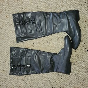 Tall grey moto boots with buckels